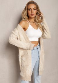Renee - Jasnobeżowy Luźny Kardigan Niezapinany z Dłuższym Włosiem Karsta. Kolekcja: plus size. Kolor: beżowy. Materiał: dzianina. Długość: długie #5