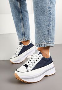 Renee - Granatowe Sneakersy na Tłoczonej Platformie w Streetwearowym Stylu Hanerith. Okazja: na co dzień. Nosek buta: okrągły. Kolor: niebieski. Materiał: satyna, jeans. Obcas: na platformie #1