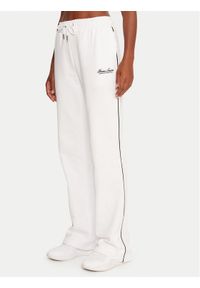 Guess Jeans Spodnie dresowe W5YB32 K68I4 Biały Regular Fit. Kolor: biały. Materiał: bawełna #1