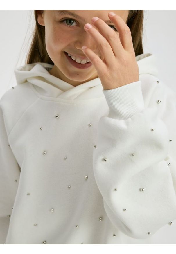 Reserved - Bluza z aplikacjami - złamana biel. Materiał: dzianina, bawełna. Długość: krótkie. Wzór: aplikacja