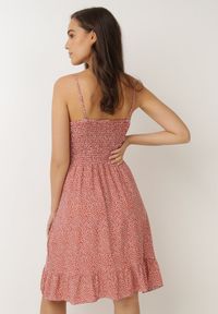 Born2be - Czerwona Sukienka Agalena. Typ kołnierza: dekolt kopertowy. Kolor: czerwony, różowy. Materiał: bawełna. Długość rękawa: na ramiączkach. Typ sukienki: kopertowe. Długość: mini #2