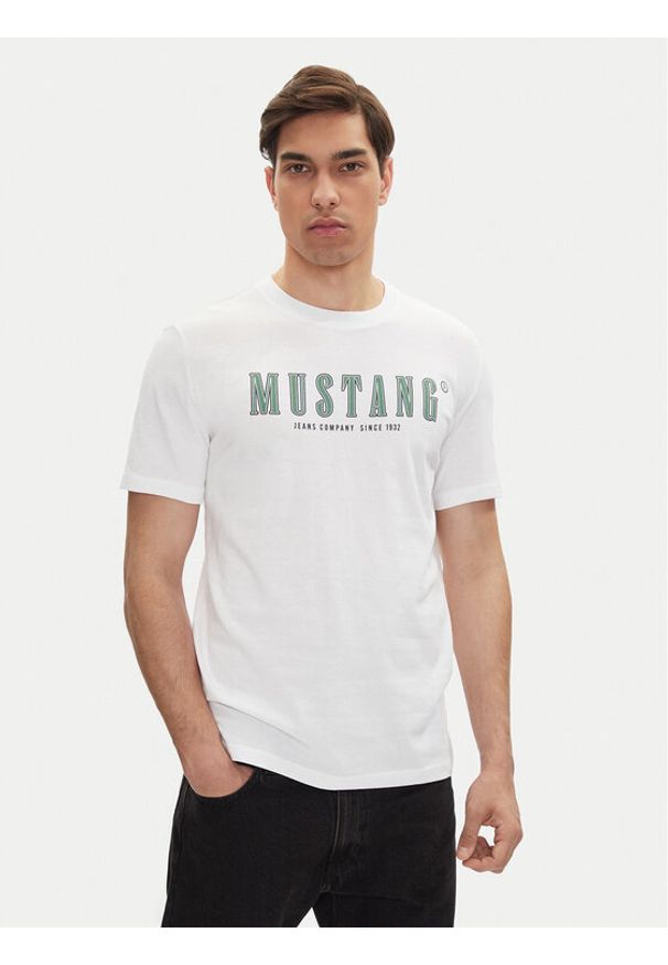 Mustang T-Shirt Austin 1016281 Biały Regular Fit. Kolor: biały. Materiał: bawełna