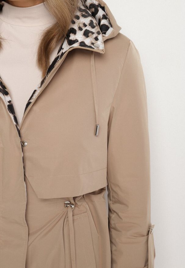 Born2be - Ciemnobeżowa Kurtka w Stylu Parki z Odpinanym Kapturem i Ozdobną Podszewką Ismerife. Okazja: na spacer, na co dzień. Kolor: beżowy. Styl: casual