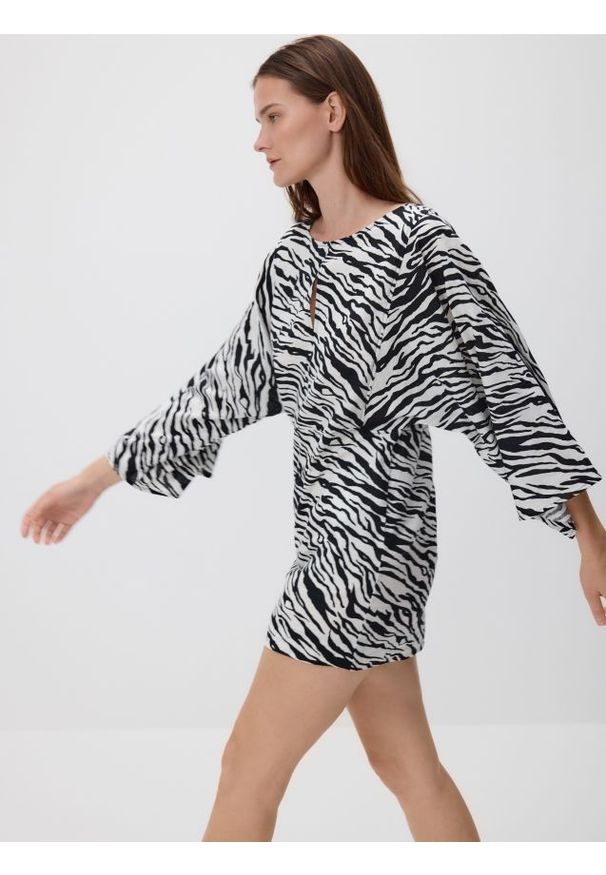 Reserved - Sukienka w zwierzęcy wzór - wielobarwny. Materiał: len, wiskoza. Wzór: motyw zwierzęcy