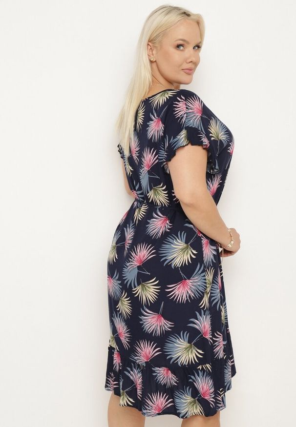 Born2be - Granatowo-Różowa Bawełniana Sukienka z Florystycznym Motywem i Wiązaniem w Talii Rissani. Okazja: na randkę. Kolor: niebieski. Materiał: bawełna. Sezon: lato