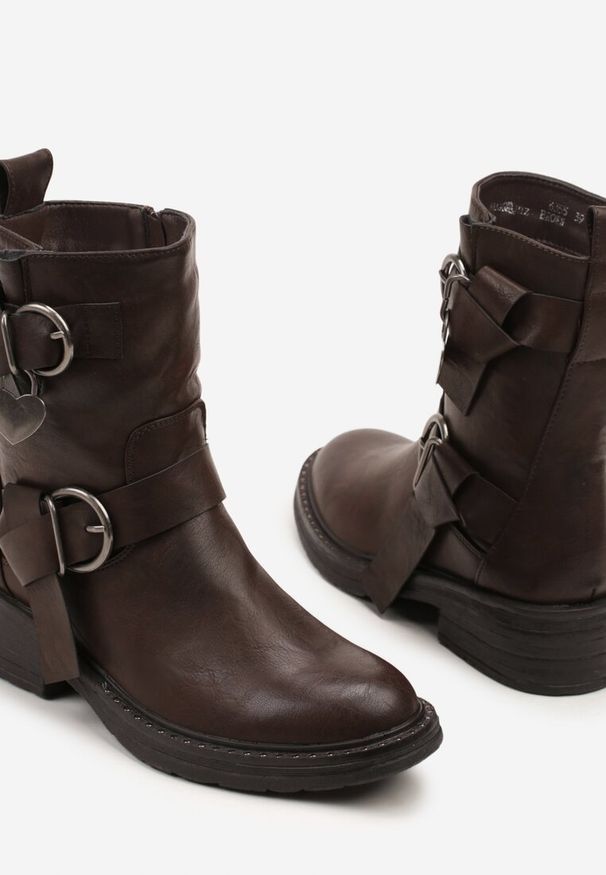 Born2be - Brązowe Botki z Metalicznymi Klamrami Latomisa. Okazja: na co dzień. Zapięcie: klamry. Kolor: brązowy. Materiał: skóra, jeans. Styl: casual, rockowy