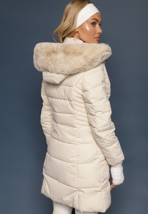 Renee - Jasnobeżowa Kurtka z Pikowanego Materiału z Odpinanym Kapturem i Futerkiem Tarlena. Okazja: na spacer. Kolor: beżowy. Materiał: materiał, futro