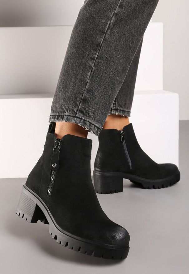 Renee - Czarne Botki Sztyblety na Słupku Wykończone Ozdobnym Suwakiem Terillda. Okazja: na co dzień. Kolor: czarny. Materiał: jeans. Obcas: na słupku. Styl: casual, elegancki. Wysokość obcasa: średni
