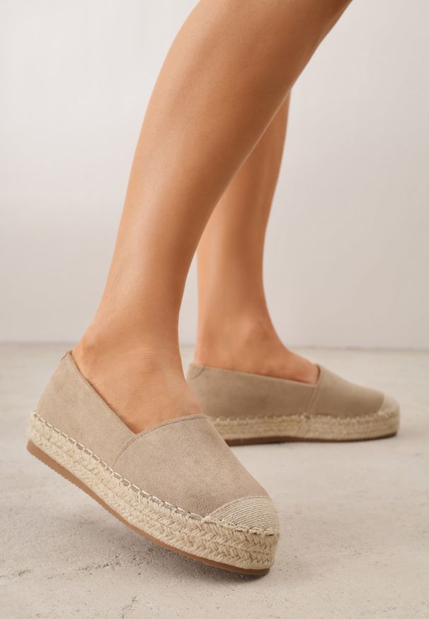 Renee - Ciemnobeżowe Espadryle VICES w Klasycznym Stylu na Platformie z Plecionką Cherimare. Kolor: beżowy. Wzór: kwiaty. Sezon: lato. Obcas: na platformie. Styl: klasyczny