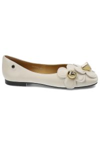Białe Czółenka Tuffoni Eleganckie Buty Damskie. Okazja: na randkę, na co dzień. Zapięcie: bez zapięcia. Kolor: biały. Szerokość cholewki: normalna. Wzór: kwiaty. Materiał: skóra. Sezon: wiosna. Obcas: na obcasie. Styl: elegancki. Wysokość obcasa: niski #8