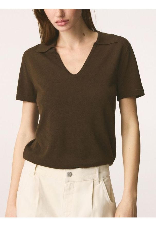 Reserved - Sweter polo - brązowy. Typ kołnierza: polo. Kolor: brązowy. Materiał: dzianina. Styl: klasyczny