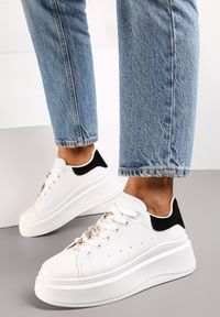 Renee - Biało-Czarne Sneakersy na Grubej Podeszwie Celessi. Kolor: biały. Materiał: jeans