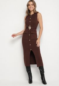 Born2be - Brązowa Elegancka Sukienka Ołówkowa z Dzianiny z Wiskozą z Guzikami i Paskiem Ezerria. Okazja: do pracy, na co dzień. Kolor: brązowy. Materiał: dzianina, wiskoza. Wzór: aplikacja. Typ sukienki: ołówkowe. Styl: elegancki #1