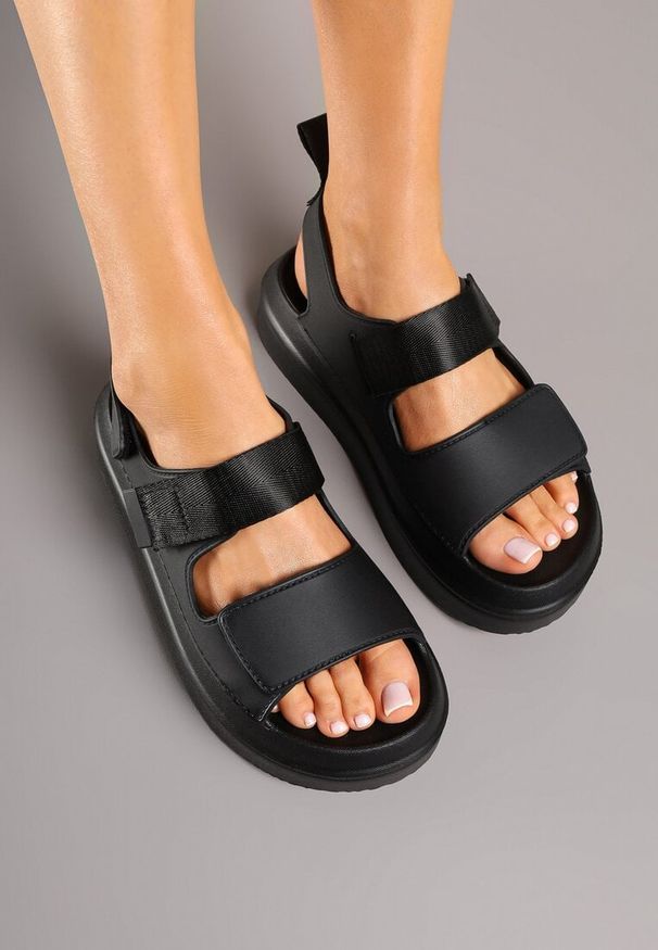 Renee - Czarne Sandały w Stylu Chunky na Platformie z Pianki Zapinane na Rzep Vinamia. Okazja: na co dzień, na spacer. Zapięcie: rzepy. Kolor: czarny. Sezon: lato. Obcas: na platformie. Styl: casual
