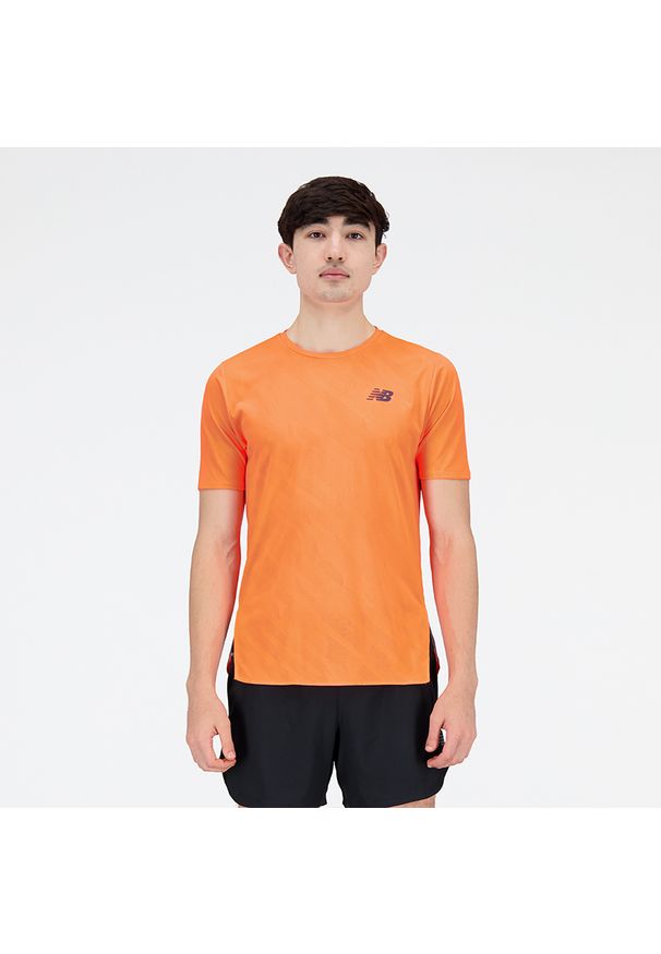 Koszulka męska New Balance MT23281NDF – pomarańczowe. Kolor: pomarańczowy. Materiał: materiał, poliester. Długość rękawa: krótki rękaw. Długość: krótkie. Sport: fitness