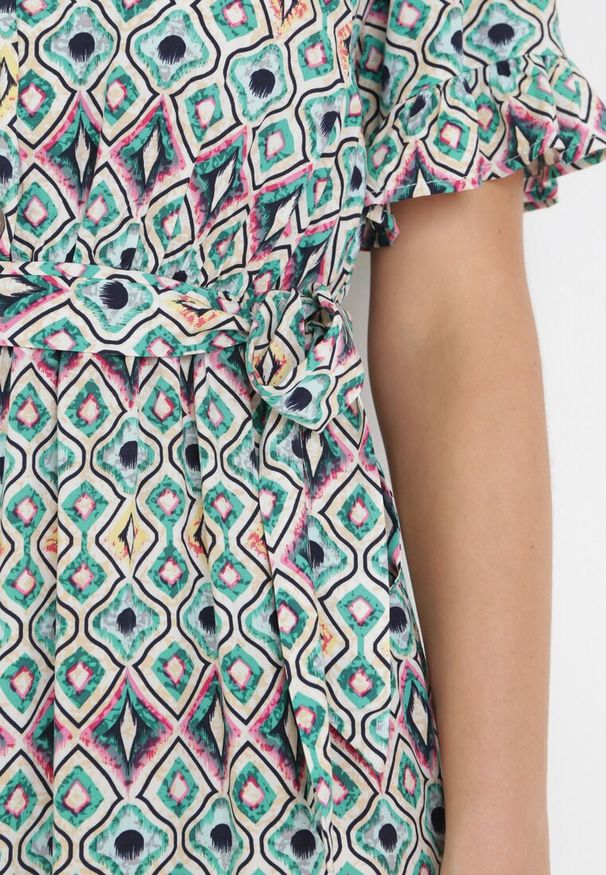 Born2be - Zielona Wiskozowa Sukienka Mini z Gumką i Materiałowym Paskiem w Pasie Upshaw. Okazja: na co dzień. Kolor: zielony. Materiał: wiskoza, materiał. Wzór: geometria. Typ sukienki: proste. Styl: casual. Długość: mini