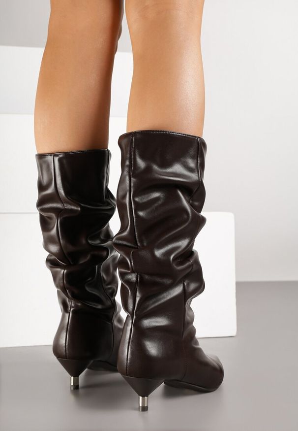 Born2be - Brązowe Botki na Obcasie Typu Kaczuszka z Marszczoną Cholewką Latanisse. Okazja: na co dzień. Kolor: brązowy. Szerokość cholewki: normalna. Obcas: na obcasie. Styl: klasyczny, casual, elegancki. Wysokość obcasa: średni