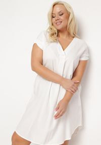 Born2be - Biała Pudełkowa Sukienka z Nakładką przy Dekolcie z Wiskozy Moaneni. Okazja: na co dzień. Kolor: biały. Materiał: wiskoza. Długość rękawa: krótki rękaw. Typ sukienki: proste. Styl: casual #4