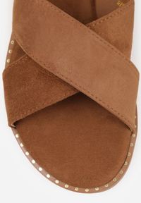 Renee - Brązowe Sandały VICES z Imitacji Zamszu ze Skrzyżowanymi Paskami Fontalla. Okazja: na co dzień. Zapięcie: pasek. Kolor: brązowy. Materiał: zamsz. Wzór: paski. Sezon: lato. Styl: casual, elegancki #7