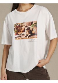 Sinsay - Bawełniana koszulka z nadrukiem - kremowy. Kolor: kremowy. Materiał: bawełna. Wzór: nadruk #1