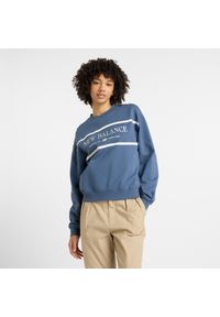 Bluza damska New Balance WT51923VTI – niebieska. Kolor: niebieski. Materiał: dresówka, bawełna, materiał, prążkowany. Wzór: napisy, aplikacja. Styl: klasyczny
