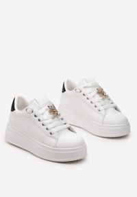 Born2be - Biało-Czarne Sznurowane Sneakersy na Platformie z Ekoskóry z Ozdobnym Misiem Neonda. Kolor: biały. Wzór: aplikacja. Obcas: na platformie #3