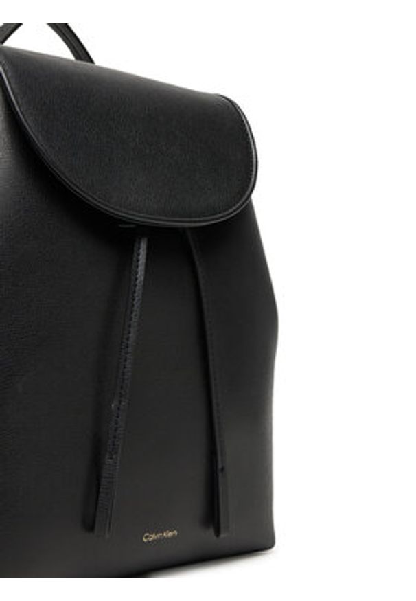 Calvin Klein Plecak Foil Logo Flap Backpack LV04F3297G Czarny. Kolor: czarny. Materiał: skóra
