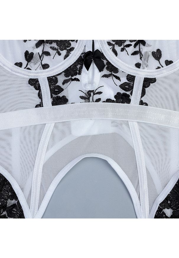 Intica - Komplet bielizny z haftem i pończochami Nikita. Kolor: czarny. Materiał: materiał. Wzór: haft