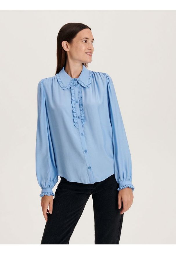 Reserved - Koszula z falbankami - jasnoniebieski. Typ kołnierza: kołnierz z falbankami. Kolor: niebieski. Materiał: wiskoza, tkanina. Wzór: gładki