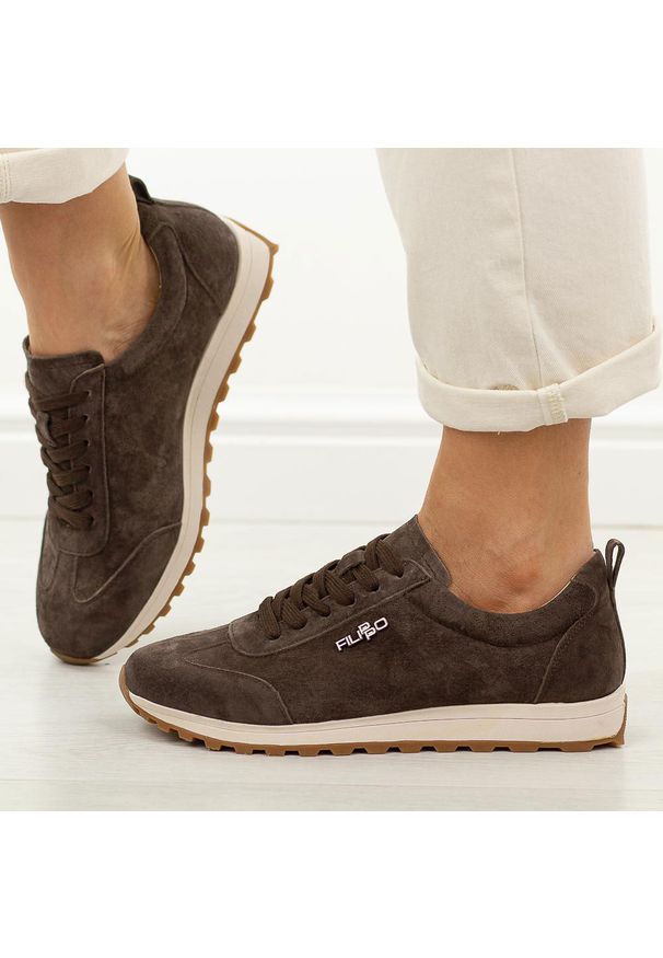 D. Brązowe skórzane półbuty damskie Filippo Dp7557/26. Okazja: na co dzień. Nosek buta: okrągły. Zapięcie: sznurówki. Kolor: brązowy. Materiał: zamsz, skóra. Szerokość cholewki: normalna. Sezon: wiosna, jesień, lato. Styl: casual, klasyczny