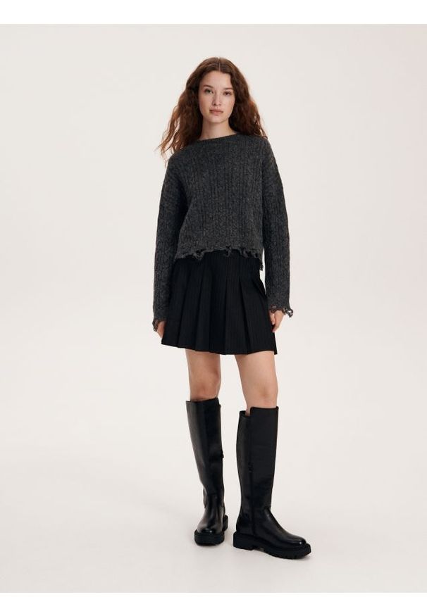 Reserved - Sweter z postrzępionym dołem - ciemnoszary. Kolor: szary. Materiał: dzianina. Wzór: gładki