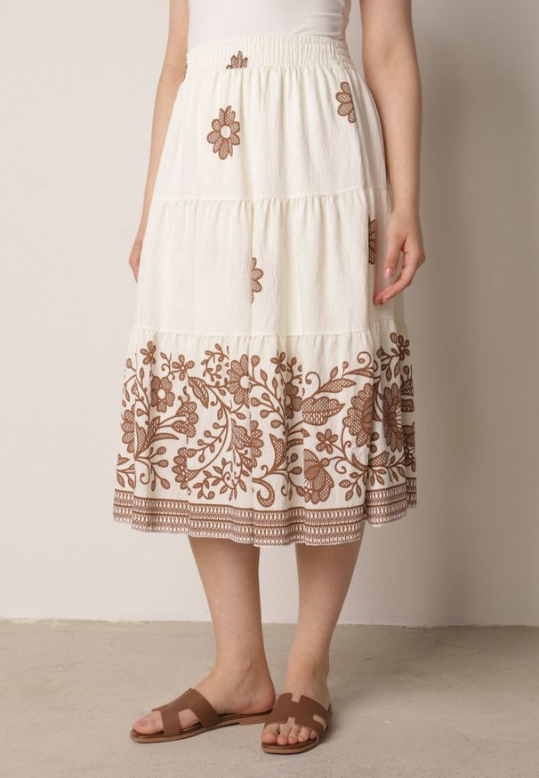 Born2be - Brązowa Rozkloszowana Spódnica z Wiskozy w Kwiatowy Wzór Masterore. Okazja: do pracy, na co dzień. Kolor: brązowy. Materiał: wiskoza. Wzór: kwiaty. Styl: casual