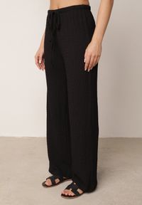 Born2be - Czarny Letni Komplet Top Typu Kamizelka i Spodnie z Teksturowanej Tkaniny Echoviane. Kolor: czarny. Materiał: tkanina #6