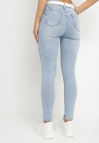 Born2be - Niebieskie Bawełniane Jeansy Dopasowane z Wysokim Stanem Revilise. Okazja: na co dzień. Stan: podwyższony. Kolor: niebieski. Styl: elegancki, casual