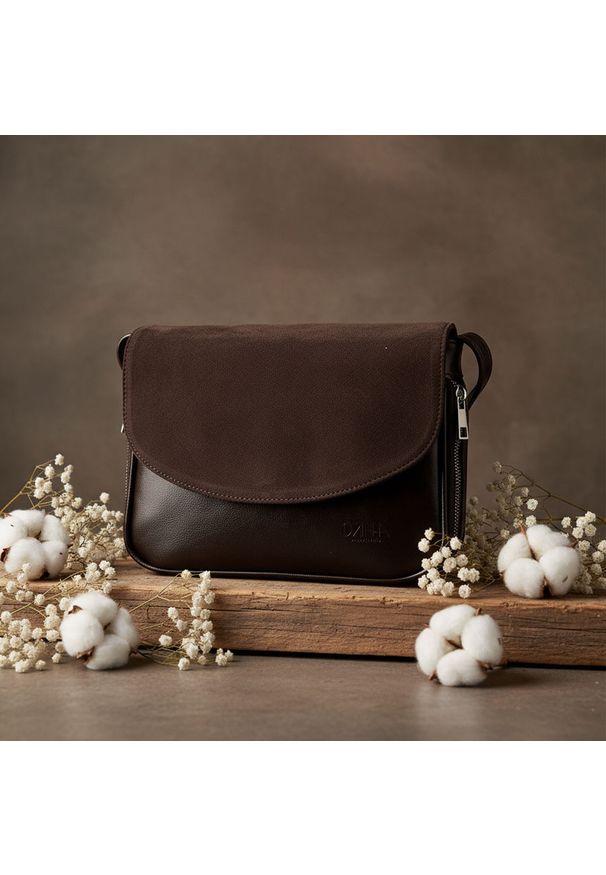 Listonoszka skórzana zamszowa DAN-A721 czekolada. Materiał: skórzane. Styl: elegancki