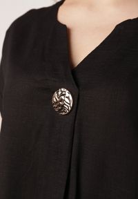 Born2be - Czarna Nietoperzowa Bluzka z Krótkim Rękawem z Lnem i Wiskozą Isirtila. Okazja: do pracy, na co dzień. Kolor: czarny. Materiał: wiskoza, len. Długość rękawa: krótki rękaw. Długość: krótkie. Sezon: lato. Styl: elegancki, klasyczny, casual #3