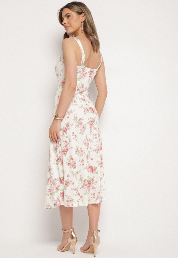 Born2be - Beżowo-Różowa Taliowana Sukienka w Kwiaty Ozdobiona Wiązaniem Firavire. Okazja: na co dzień. Kolor: różowy. Wzór: aplikacja, kwiaty. Sezon: wiosna, lato. Typ sukienki: sportowe. Styl: casual, sportowy