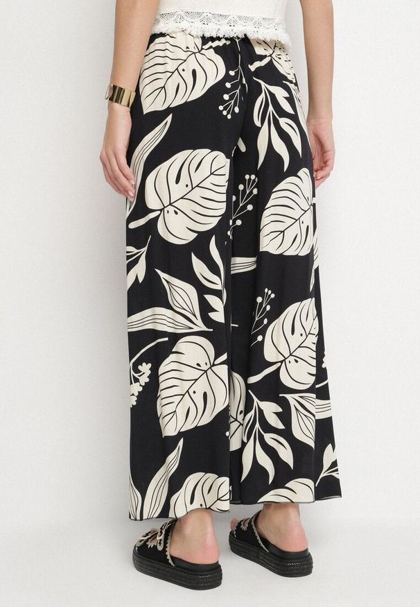 Born2be - Czarne Spodnie w Kwiaty o Szerokim Kroju z Gumką i Paskiem Eledina. Okazja: na co dzień. Kolor: czarny. Wzór: kwiaty. Styl: elegancki, casual