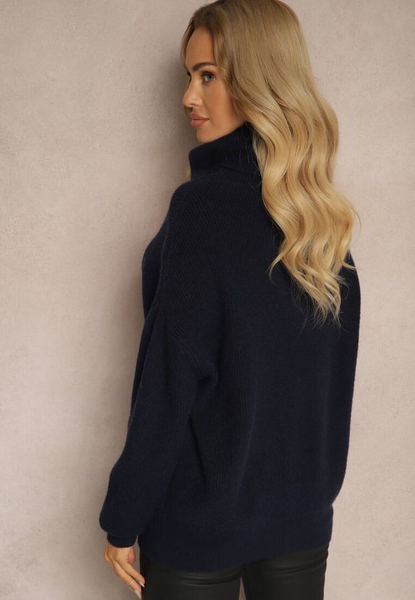 Renee - Granatowy Golf z Domieszką Wiskozy i Kaszmiru Azivara. Okazja: na co dzień. Typ kołnierza: golf. Kolor: niebieski. Materiał: wiskoza, kaszmir. Wzór: aplikacja. Styl: elegancki, casual