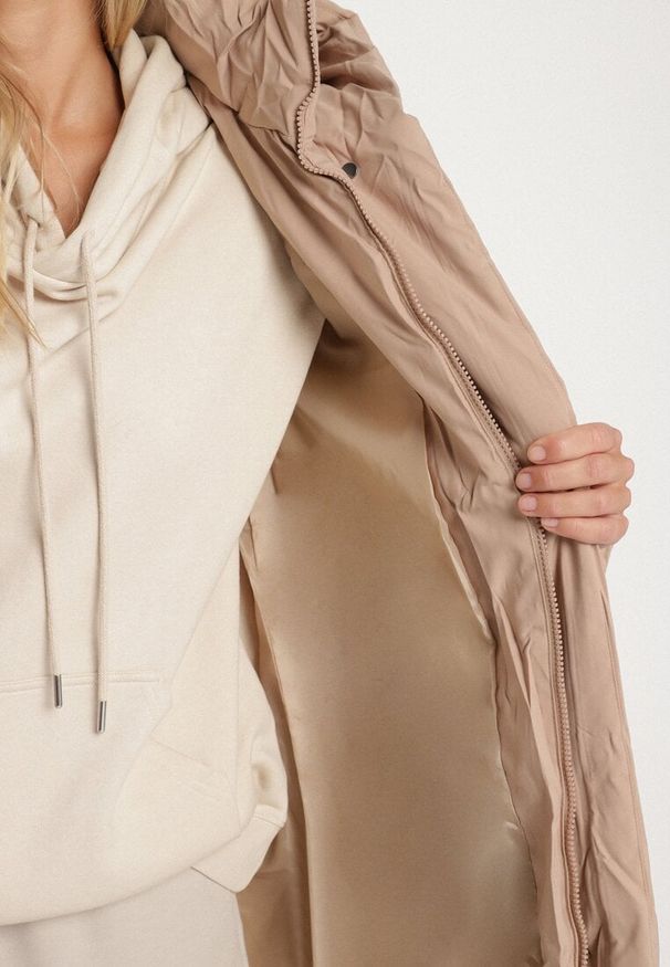 Born2be - Beżowa Pikowana Kurtka Zimowa z Kapturem i Rozcięciami na Napy Acalte. Okazja: na co dzień, na spotkanie biznesowe, do pracy. Typ kołnierza: kaptur. Kolor: beżowy. Materiał: jeans. Sezon: zima. Styl: casual, biznesowy, elegancki, klasyczny