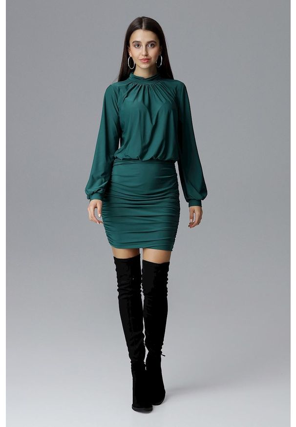 e-margeritka - Dopasowana sukienka z szerokim rękawem zielona - m. Typ kołnierza: kołnierzyk stójkowy. Kolor: zielony. Materiał: poliester, elastan, materiał. Typ sukienki: dopasowane. Długość: mini