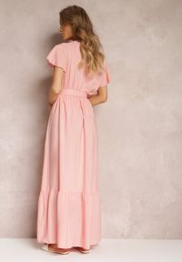 Renee - Różowa Rozkloszowana Sukienka Maxi z Gumką w Talii i Falbankami Tracia. Typ kołnierza: kołnierz z falbankami. Kolor: różowy. Materiał: materiał. Typ sukienki: kopertowe. Długość: maxi