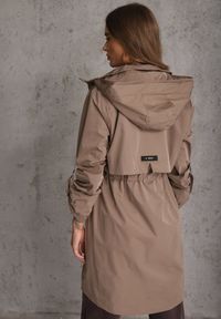 Renee - Ciemnobeżowa Kurtka Przejściowa Typu Parka z Odpinanym Kapturem Ozdobiona Sznurkami Fallaiah. Okazja: na co dzień. Kolor: beżowy. Materiał: skóra. Wzór: aplikacja. Styl: casual #4