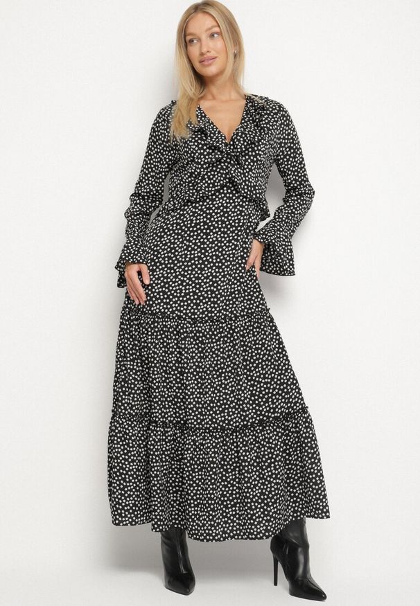 Born2be - Czarna Rozkloszowana Sukienka VICES z Falbankami Ativita. Okazja: na co dzień, do pracy, na spotkanie biznesowe. Typ kołnierza: kołnierz z falbankami. Kolor: czarny. Styl: casual, biznesowy, elegancki