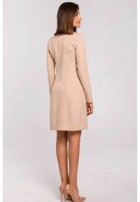 Sukienki.shop - Elegancka sukienka marynarka biznesowa do pracy beżowa. Okazja: na spotkanie biznesowe, do pracy. Kolor: beżowy. Styl: biznesowy, elegancki #4