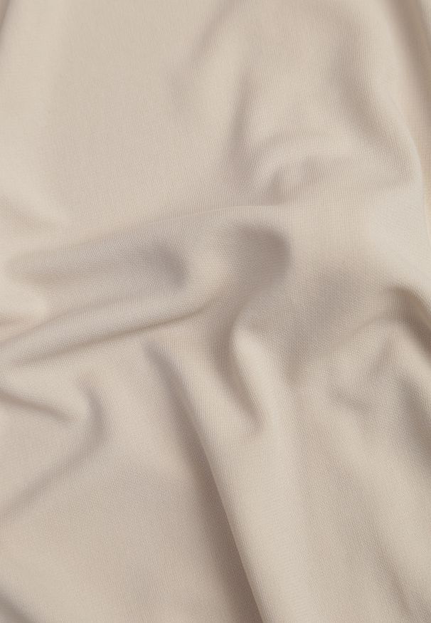 Renee - Jasnobeżowa Taliowana Sukienka z Rozcięciem i Poduszkami na Ramionach Melloretta. Okazja: na spotkanie biznesowe. Typ kołnierza: dekolt w kształcie V. Kolor: beżowy. Styl: biznesowy, klasyczny