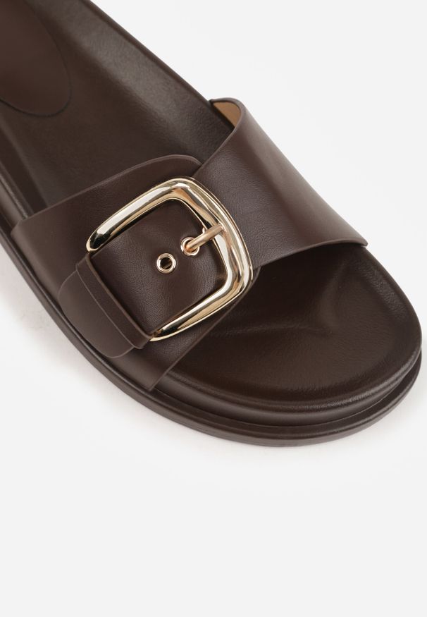 Born2be - Ciemnobrązowe Klapki na Grubej Podeszwie Ozdobione Metaliczną Klamrą Lorefer. Okazja: na co dzień. Kolor: brązowy. Wzór: aplikacja. Styl: casual, elegancki