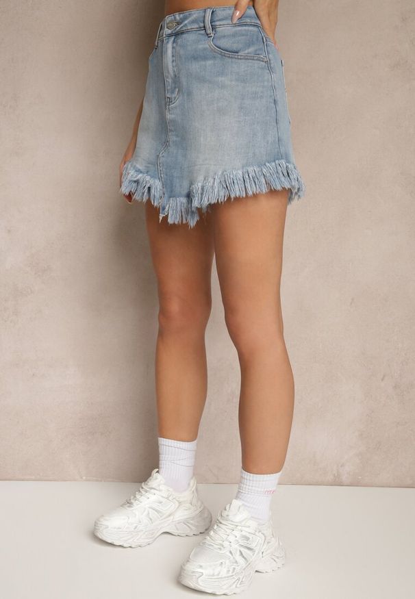Renee - Niebieskie Spódnico-Szorty Jeansowe Zdobione Przetarciem Galirela. Okazja: na co dzień. Stan: podwyższony. Kolor: niebieski. Materiał: jeans. Długość: krótkie. Wzór: aplikacja. Styl: elegancki, casual