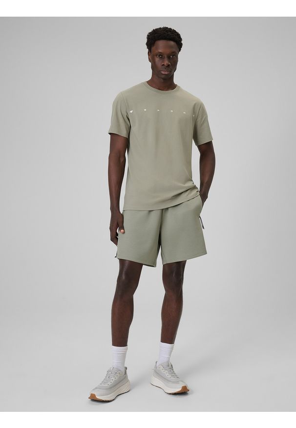 4f - 4F T-shirt regular z nadrukiem męski - zielony L. Okazja: na co dzień. Kolor: oliwkowy, brązowy, wielokolorowy. Materiał: dzianina, bawełna, materiał. Wzór: nadruk. Styl: casual, klasyczny