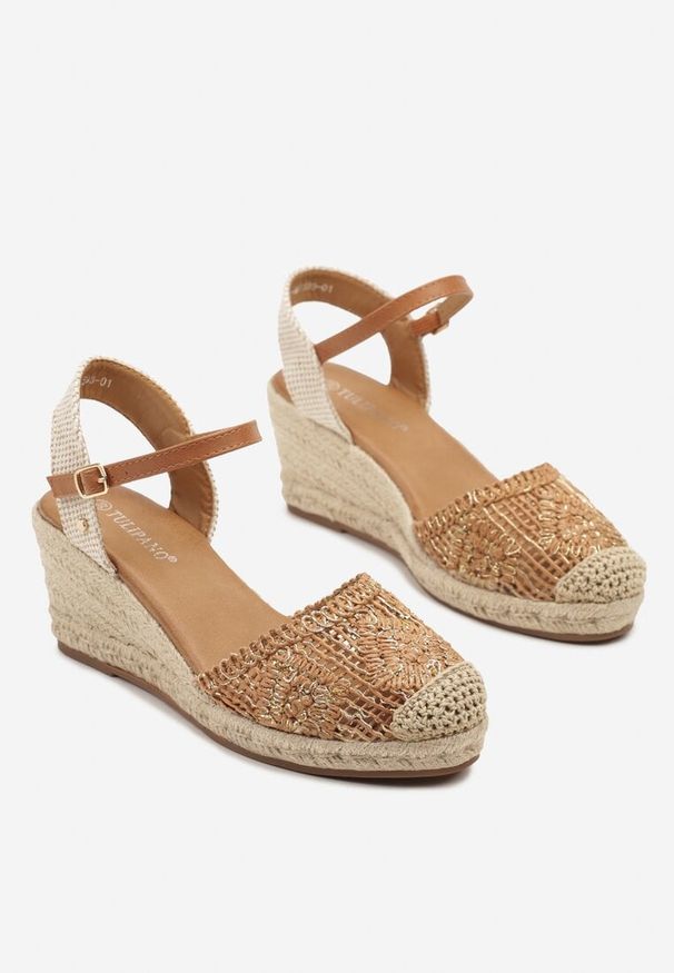 Renee - Brązowe Sandały Boho z Ażurową Cholewką na Plecionym Koturnie Tenavinea. Okazja: na co dzień. Kolor: brązowy. Wzór: ażurowy. Obcas: na koturnie. Styl: boho